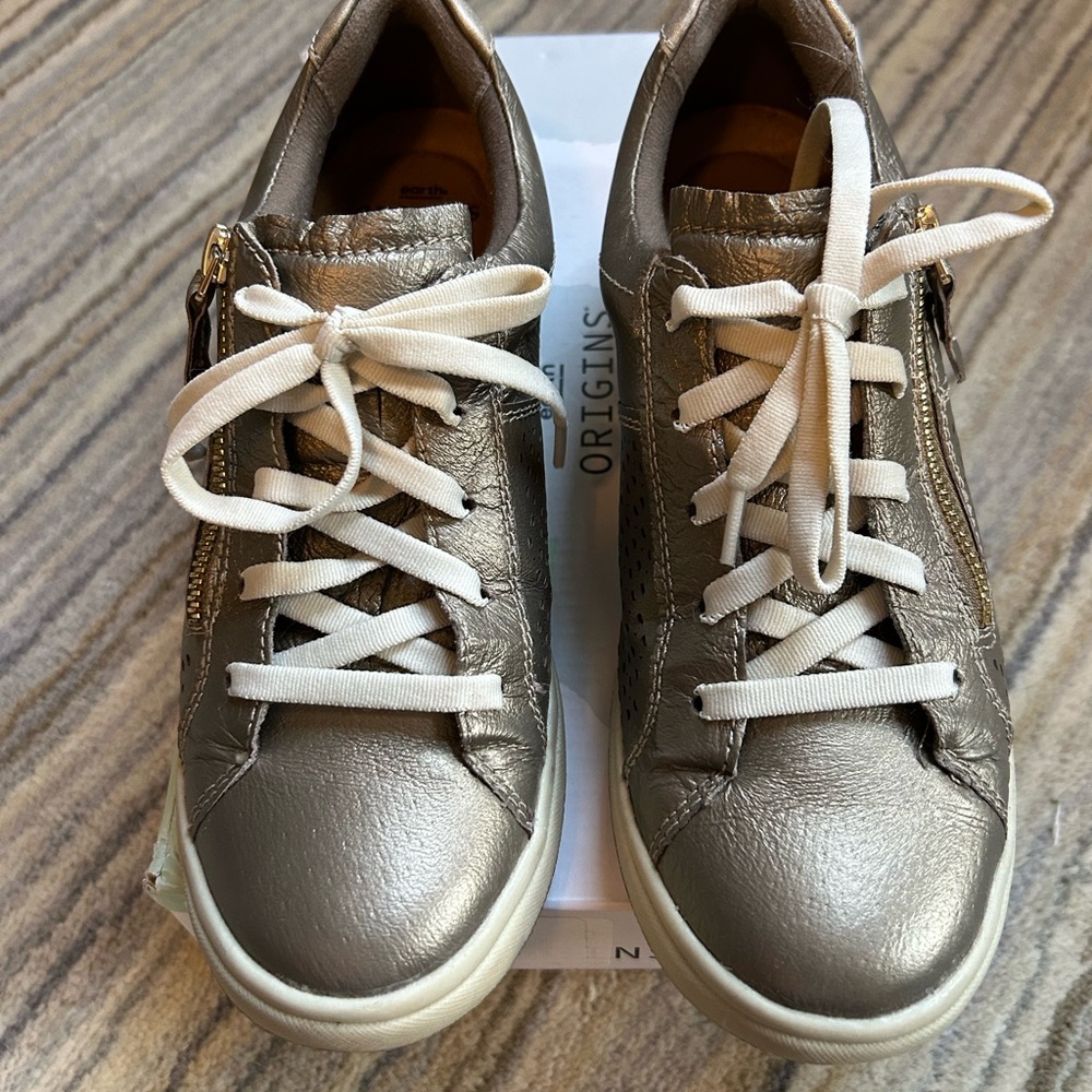 Earth Origins Women's Etta Metallic Sneakers